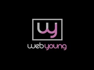 Webyoung 女同志 女学生 得到 的阴户 食用 上 办公桌