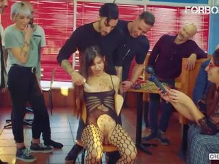 Slutty rjavolaska najstnice zlorabljeni pri zabava v a restaurant umazano film filmi