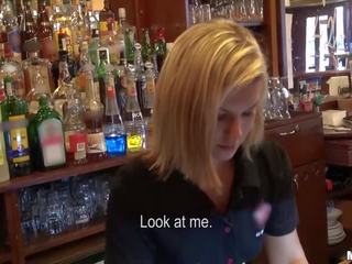 Kdo chtěl na souložit a barmaid?