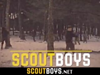 เกย์หนุ่ม ได้รับ ของเขา ตูด สูบ กลางแจ้ง โดย middle-aged gay-scoutboys&period;net