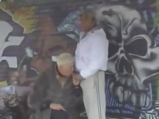 Pechugona rubia abuelita follando en público