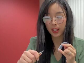 Charmant aziatisch medisch student in bril en natuurlijk poesje eikels haar leermeester en krijgt creampied