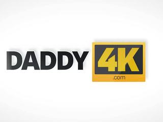 Daddy4k. ब्लोंड celebrates जन्मदिन साथ साथ साथ पॅशनेट दाढीवाला पिता