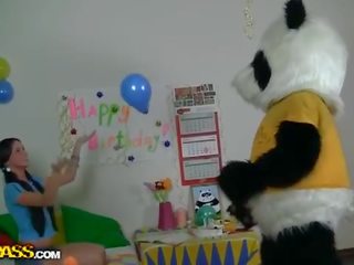 Brunette tenåring søta knullet med strapon panda