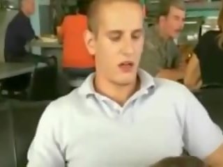 Servitrise interrupts restaurant offentlig blowjob