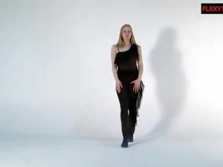 Sofya z duży sflaczałe cycki robi swell gymnastics: darmowe seks film d2
