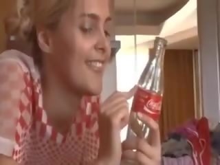 Ξανθός/ιά χαριτωμένο ερασιτεχνικό χρήση coke μπουκάλι να έχω μερικοί διασκέδαση