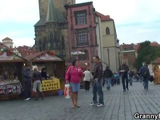 Nagyi túrista jumps tovább fasz