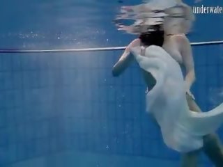 Besondere tschechisch teenager haarig muschi im die schwimmbad: kostenlos hd porno 1d