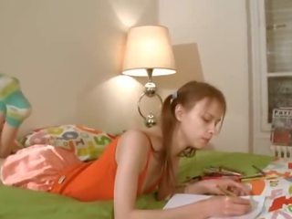 Pigtailed 18yo ученичка триене бутон