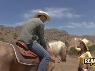 Sangat indah rambut coklat remaja gadis nakal missy batu di luar cowboy gaya apaan