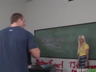Student me bigtits dhe tattoos fucked i vështirë në the klasë