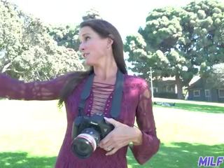 Long-legged brunete mammīte photographer fucks jauns adolescent uz viņai foto studio netīras saspraude vids