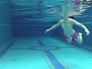 Nyilvános rented úszás medence mert ön fiúk -val adolescent dee