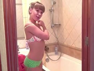 Jovem carrie mostrando tetas e cona em um duche casa de banho xxx filme clipes