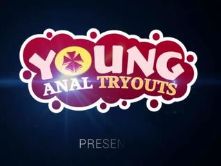 Jovem anal tryouts-kinky rachar lures dois grande bebês em sua erected putz