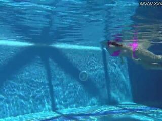 Enticing jessica lincoln swims nahý v the kaluž: volný dospělý video 77