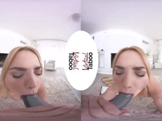 Virtual tabu - patrauklus blondinė paauglys feeding jos putė