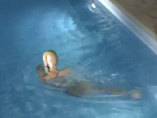 दो वेट encased शाइनी पॅंटीहोस यौन जगाया समलैंगिकों खेलने में पूल - नाइलॉन मास्क