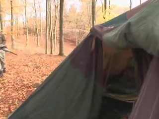 Eiro meitene izpaužas dubults fucked uz a tent