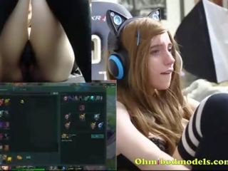 Gamergirl bermain league daripada legenda