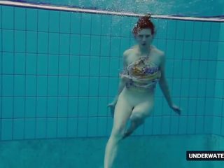 Fierbinte mare titted adolescenta lera inotand în the piscina