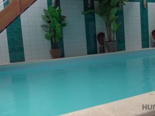 Hunt4k. jong hoorndrager laten vreemdeling nagel sletterig lieveling door zwembad volwassen video- movs