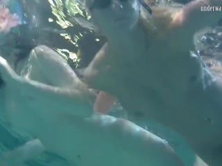 Rétro footage de deux sous l&apos;eau lesbiennes, porno 12