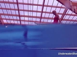 Proklova toma apagado bikini y swims bajo agua