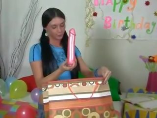 Sikiş oýnawaç for a gyzykly birthday gyz