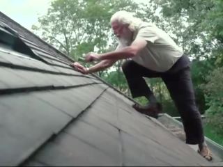 Oud man toneelstukken een vies film spelletje met jong meisje zij hebben ongelooflijk wondermooi seks