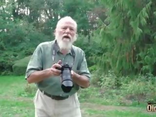 Bello giovanissima seduce vecchio uomo e scopa hardcore prende fica